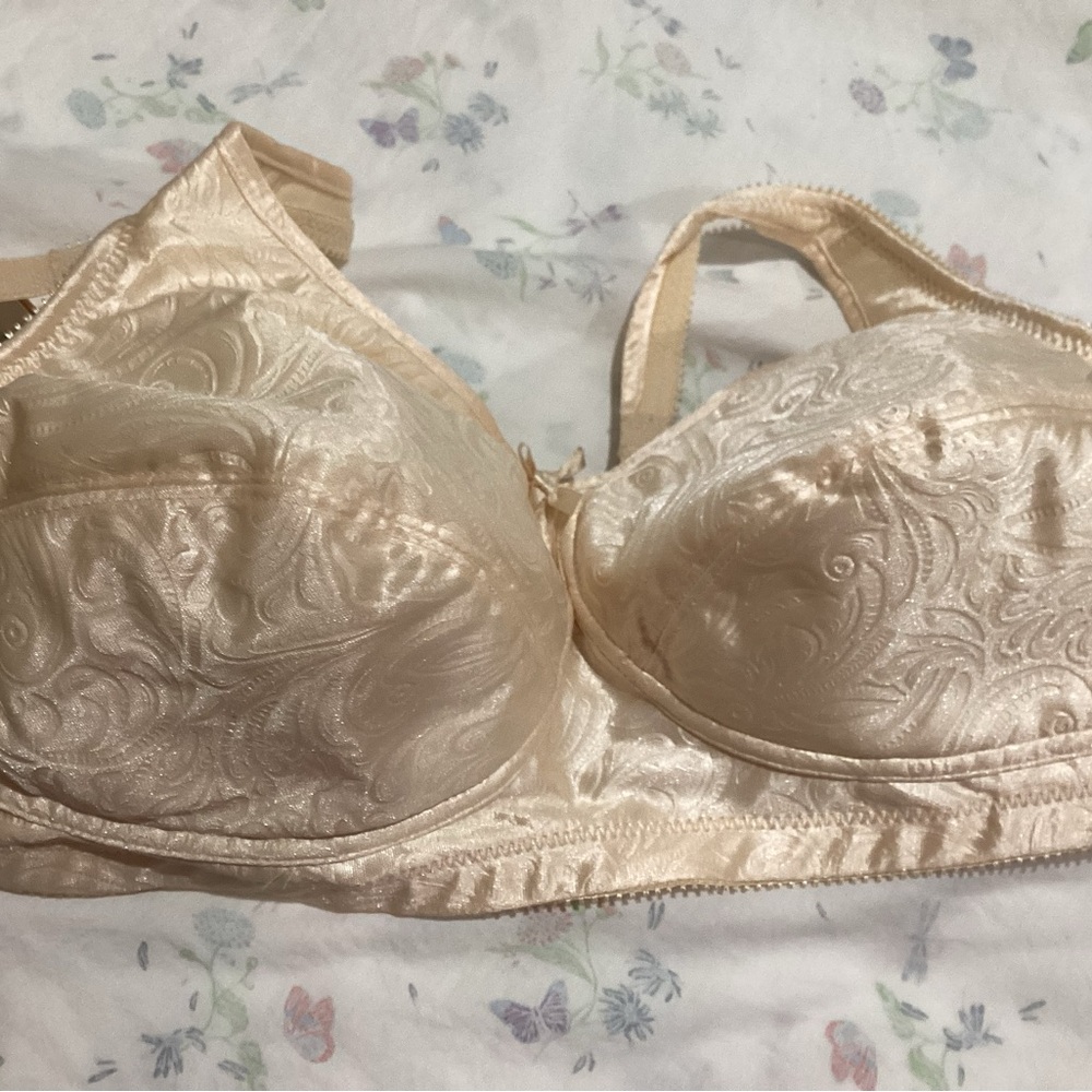 AMOENA MASTECTOMY BRA 36C. This is a mastectomy bra that has never been worn.